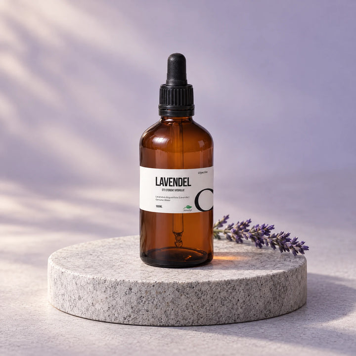 Lavendelhydrolat på svensk granit med lavendel mot en mjuk lila bakgrund